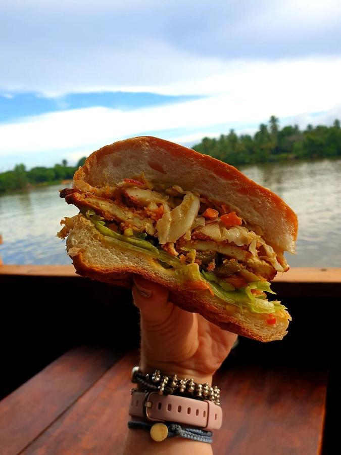 贡布 The Hideaway酒店 外观 照片